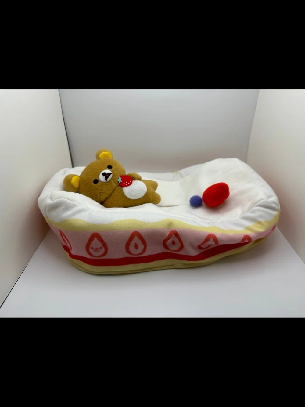 Rilakkuma Tissue Box Cover Strawberries Cake Kawaii Authentic Cute 2018 San-X - Picture 1 of 4